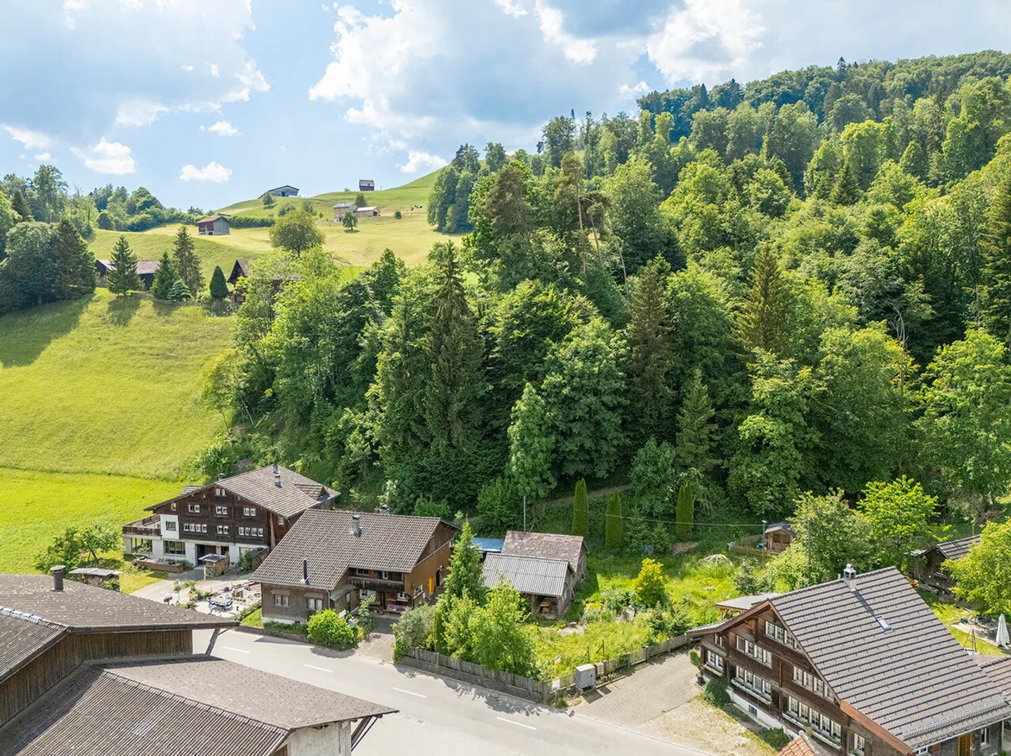 Tätschdach house with shed and spacious property - Photo 2 of 9