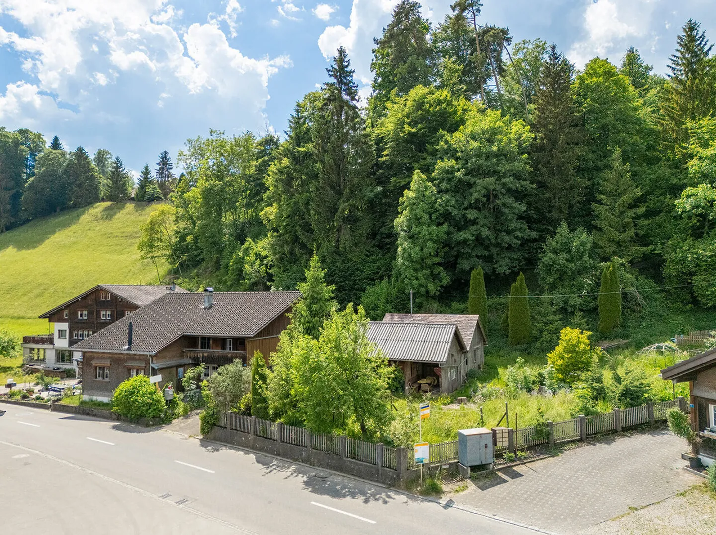 Tätschdach house with shed and spacious property - Photo 3 of 9