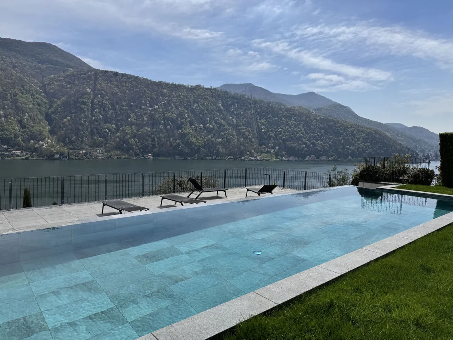 Stunning 3.5-room apartment with lake view, garden, and pool - Photo 3 of 13