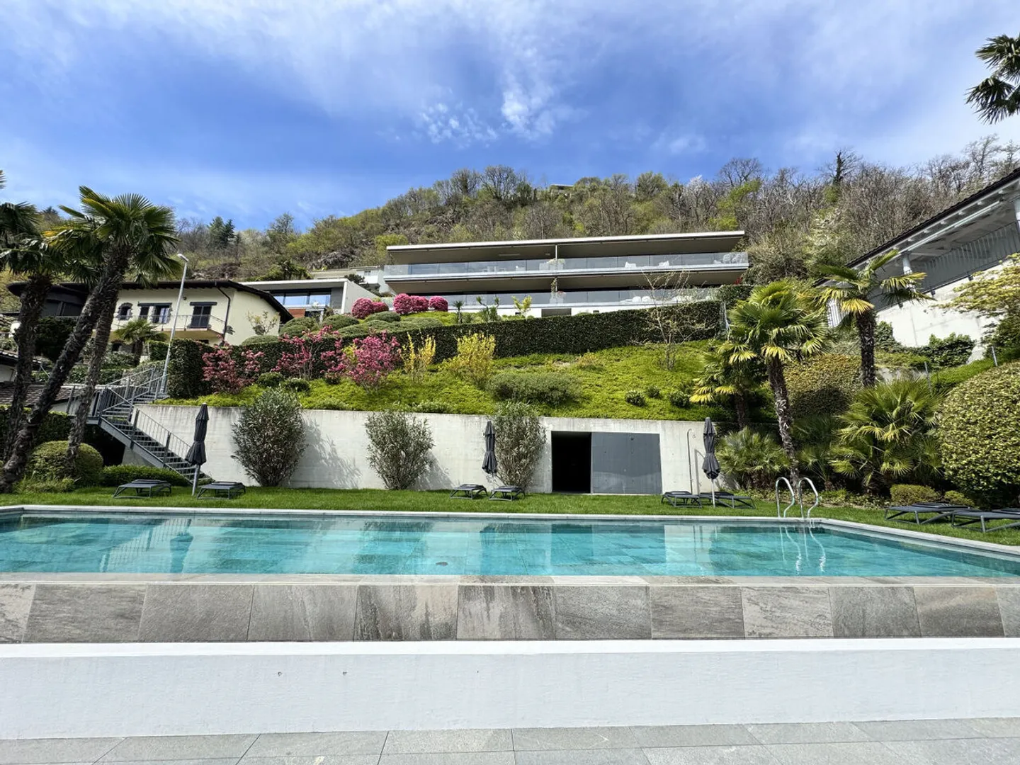 Stunning 3.5-room apartment with lake view, garden, and pool - Photo 2 of 13