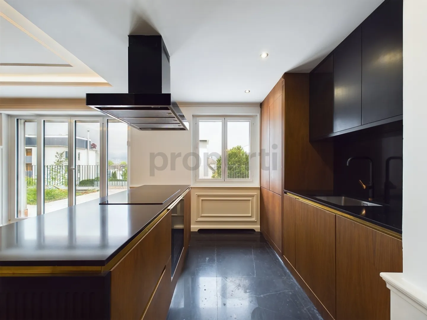 Moderne 4.5 Zimmer-Wohnung mit grosszügiger Terrasse und Garten in Küsnacht - Foto 4 von 12