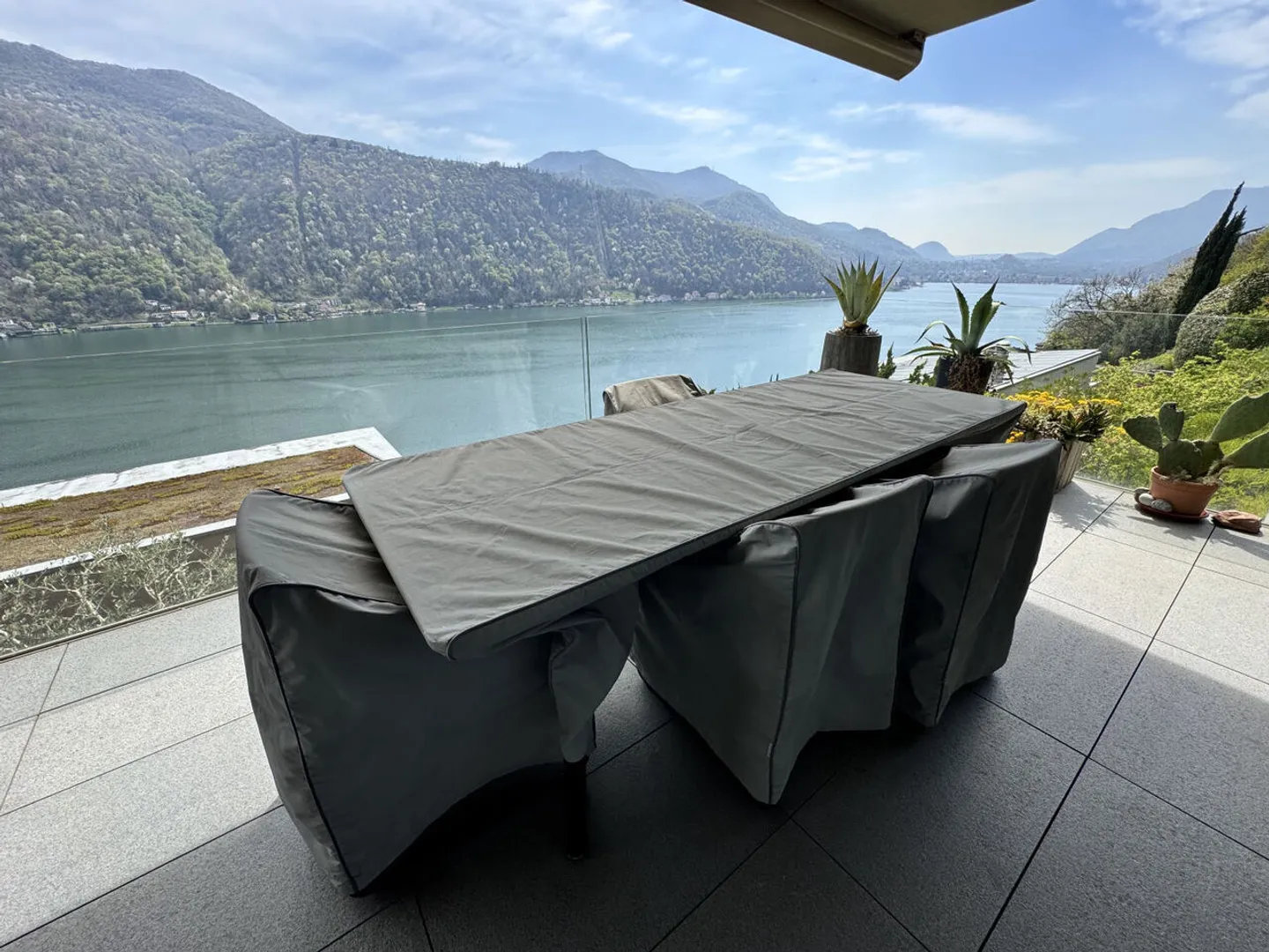 Stunning 3.5-room apartment with lake view, garden, and pool - Photo 7 of 13