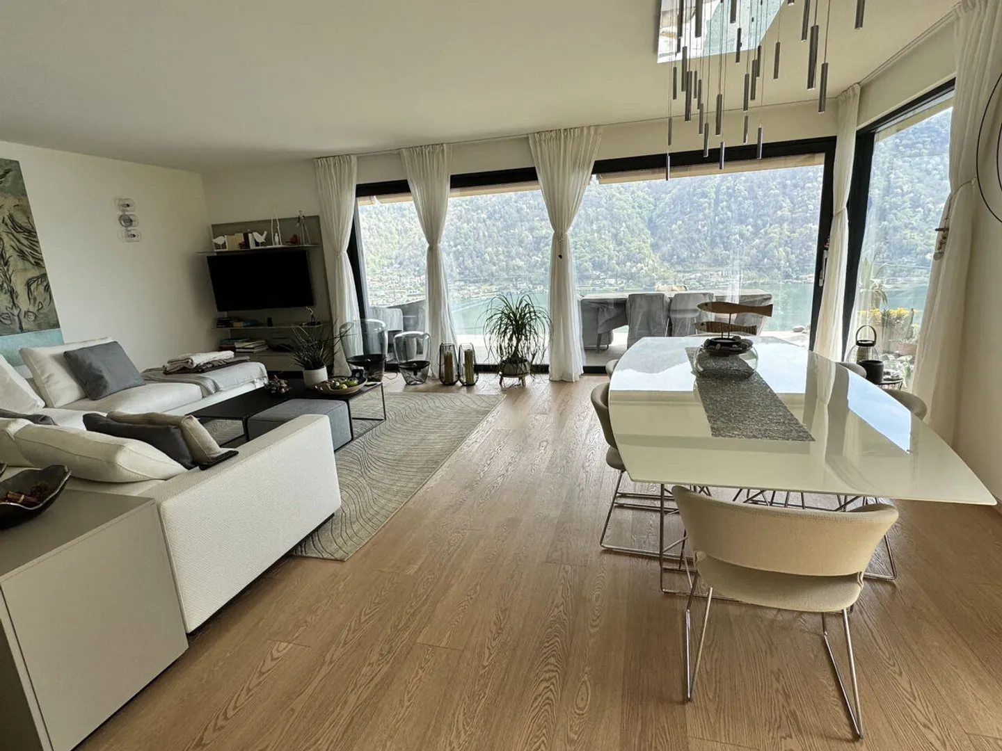 Stunning 3.5-room apartment with lake view, garden, and pool - Photo 10 of 13