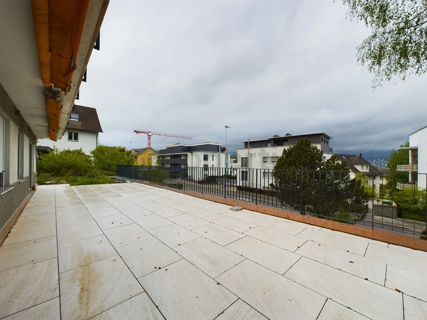 Moderne 4.5 Zimmer-Wohnung mit grosszügiger Terrasse und Garten in Küsnacht - Foto 9 von 12