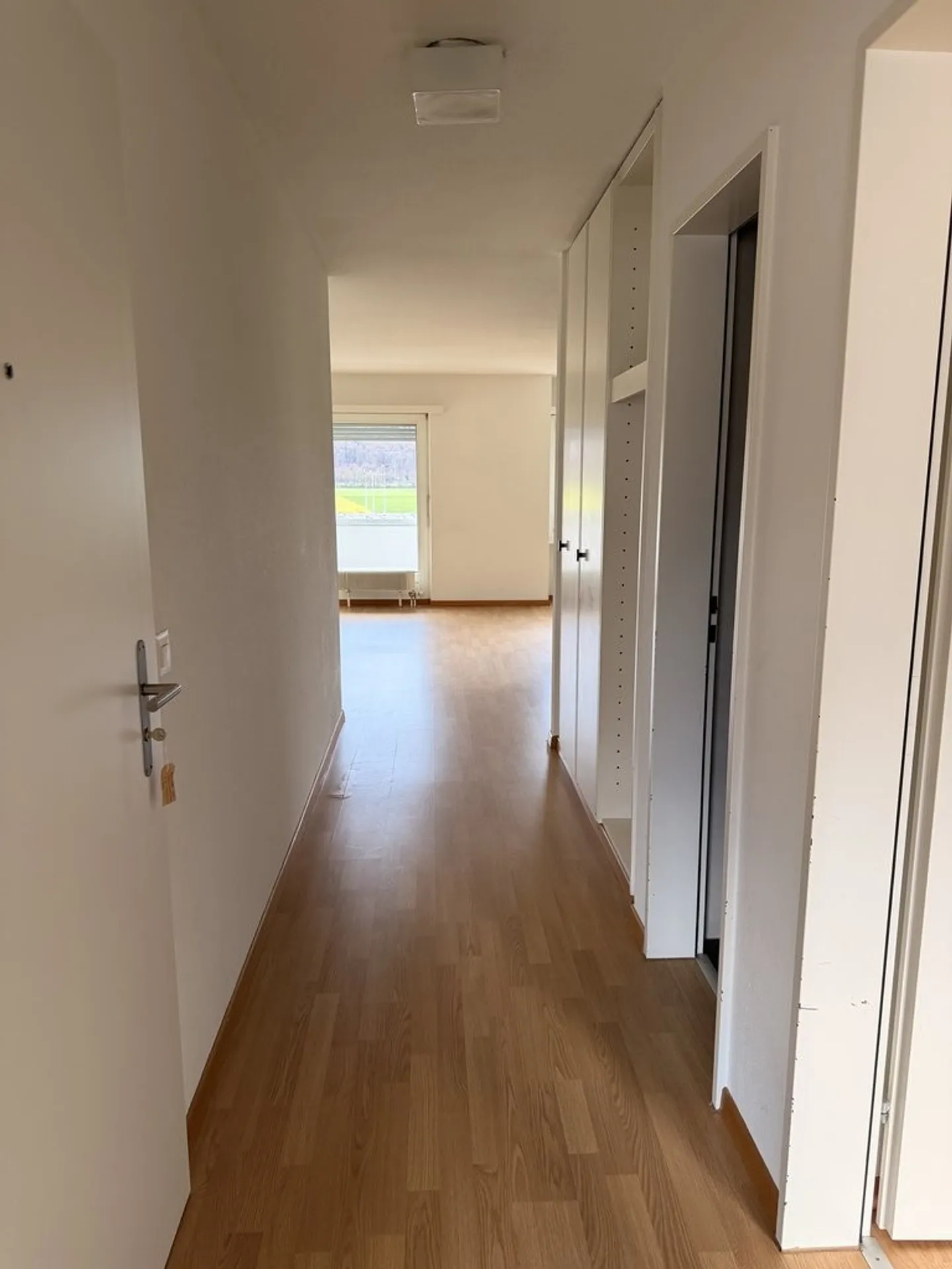 Modern 3.5-room apartment in a central location with balcony - Photo 2 of 8