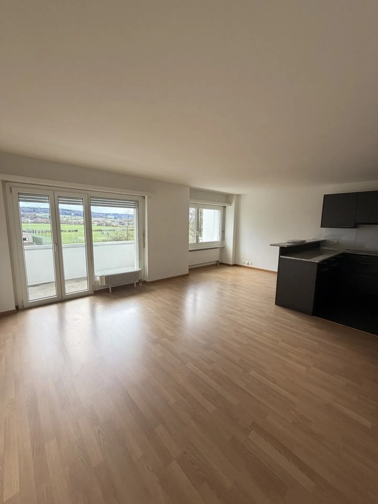 Modern 3.5-room apartment in a central location with balcony - Photo 3 of 8