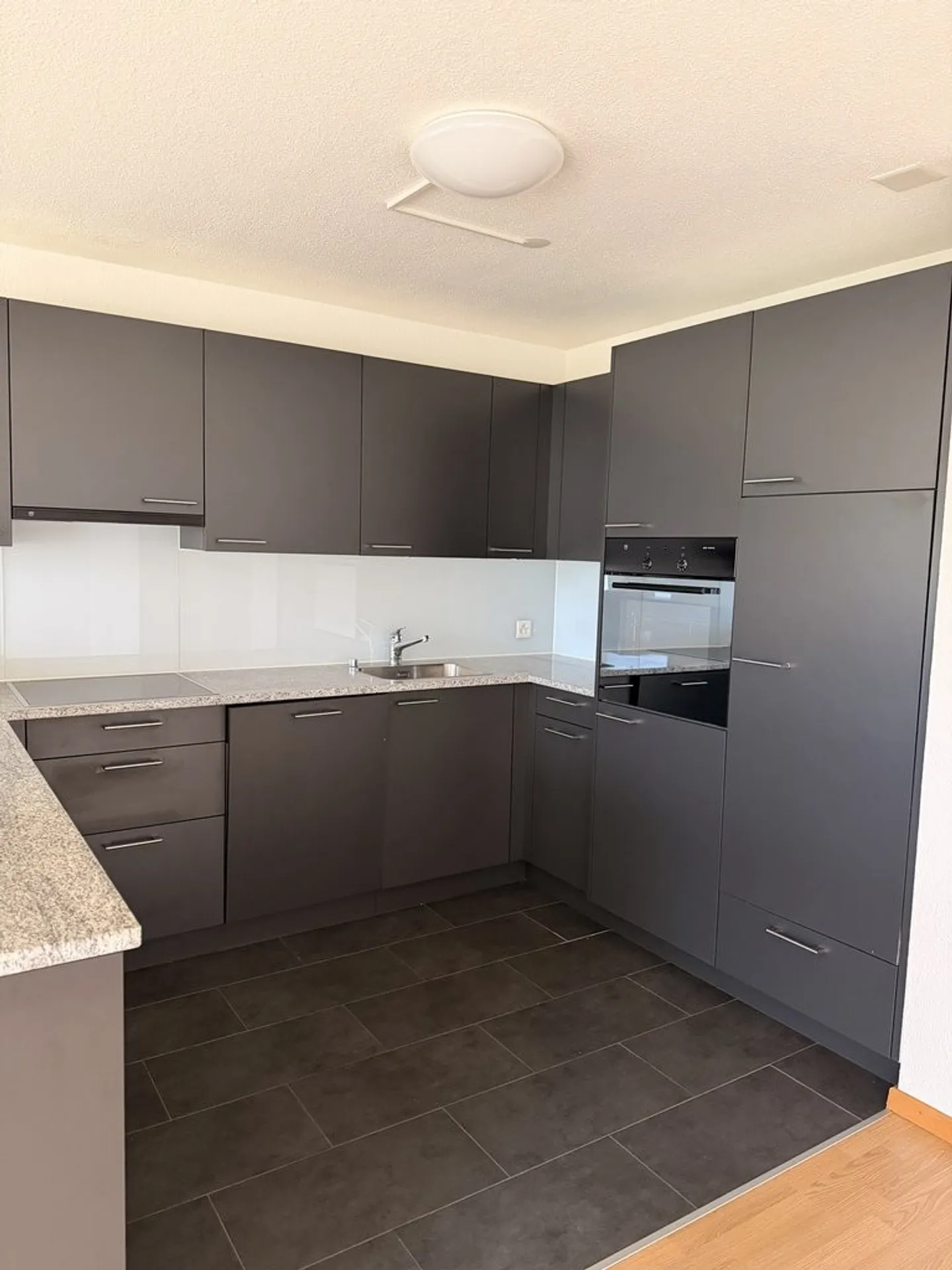 Modern 3.5-room apartment in a central location with balcony - Photo 4 of 8