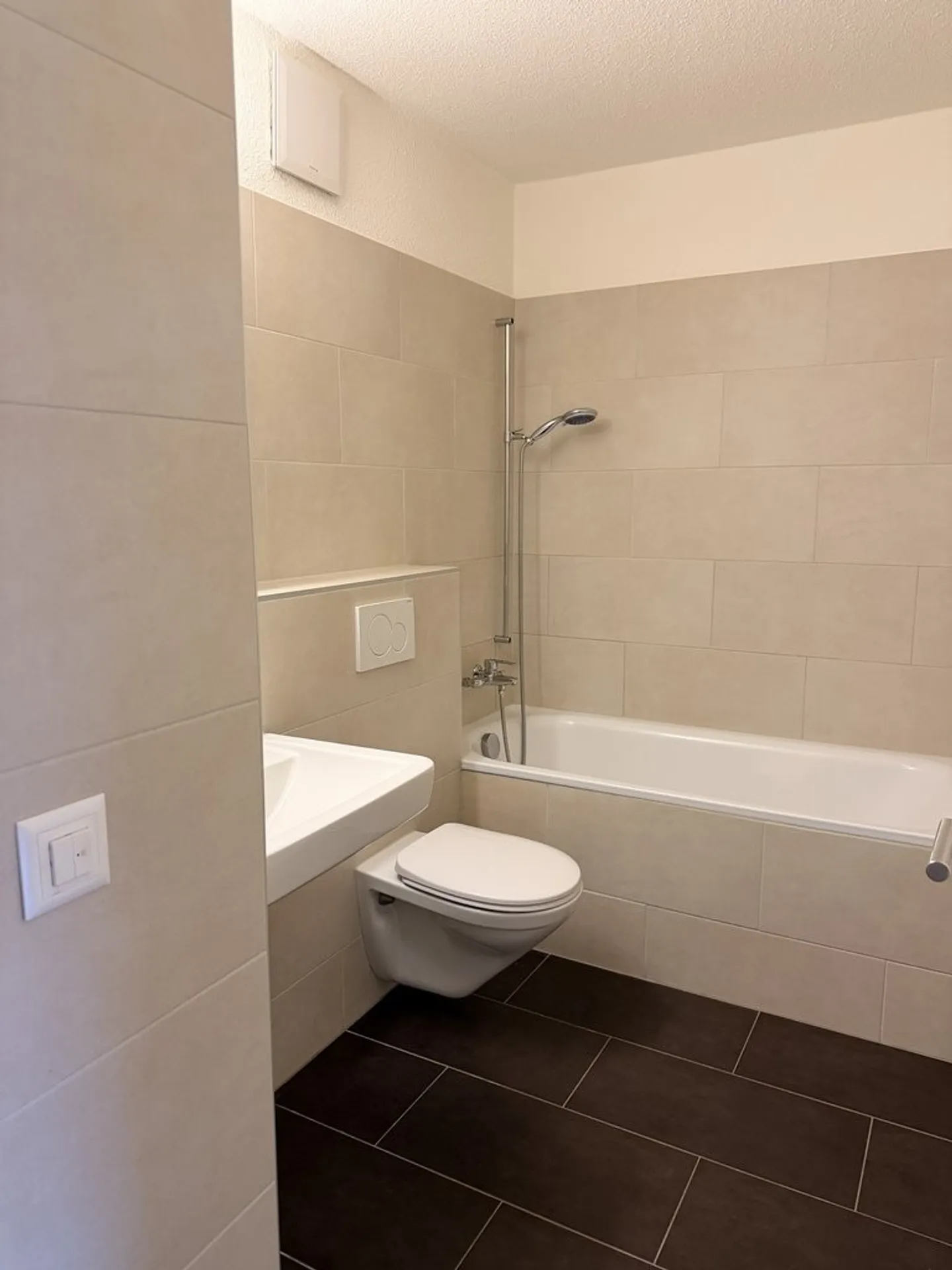 Modern 3.5-room apartment in a central location with balcony - Photo 5 of 8