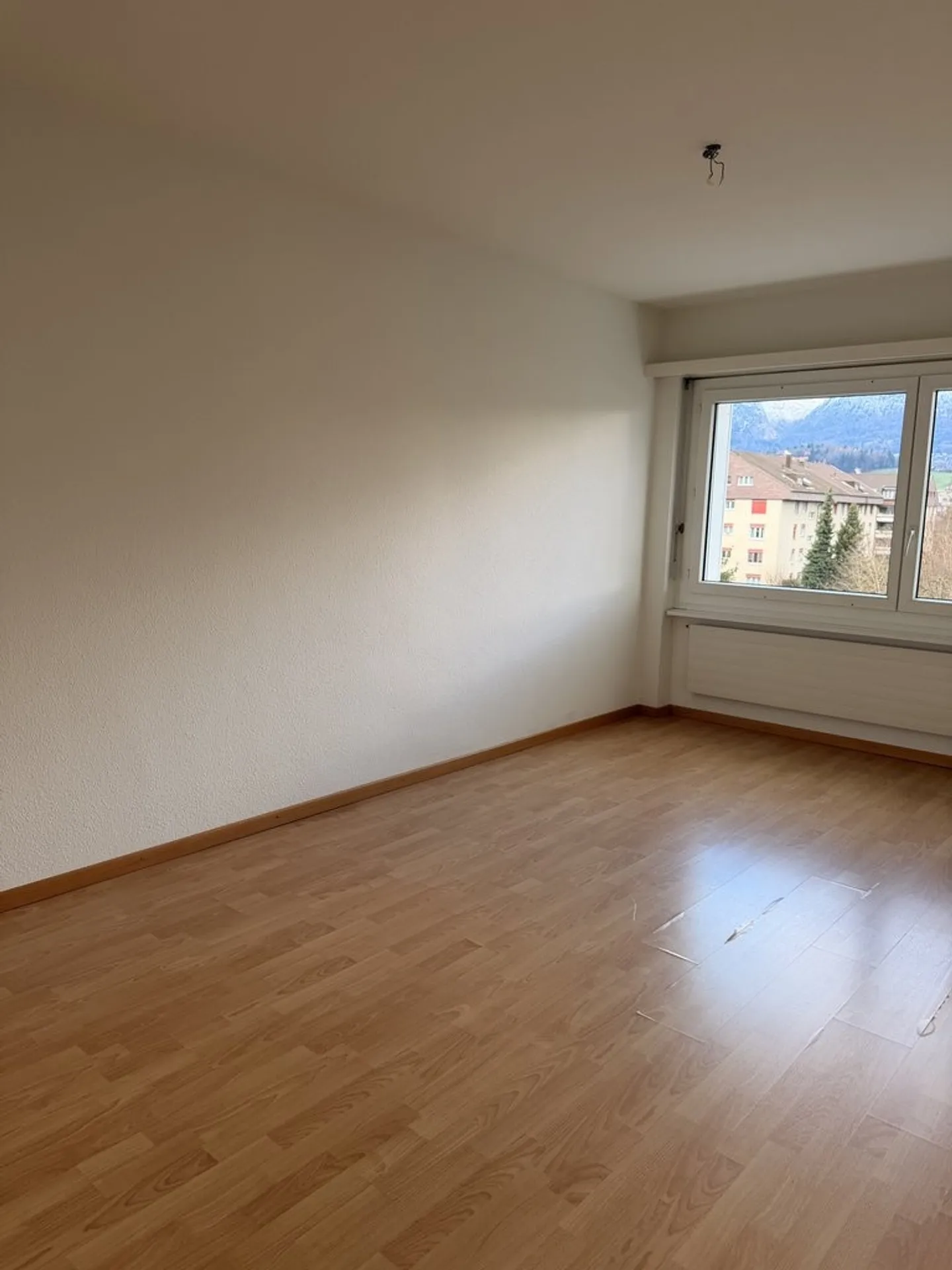 Modern 3.5-room apartment in a central location with balcony - Photo 6 of 8