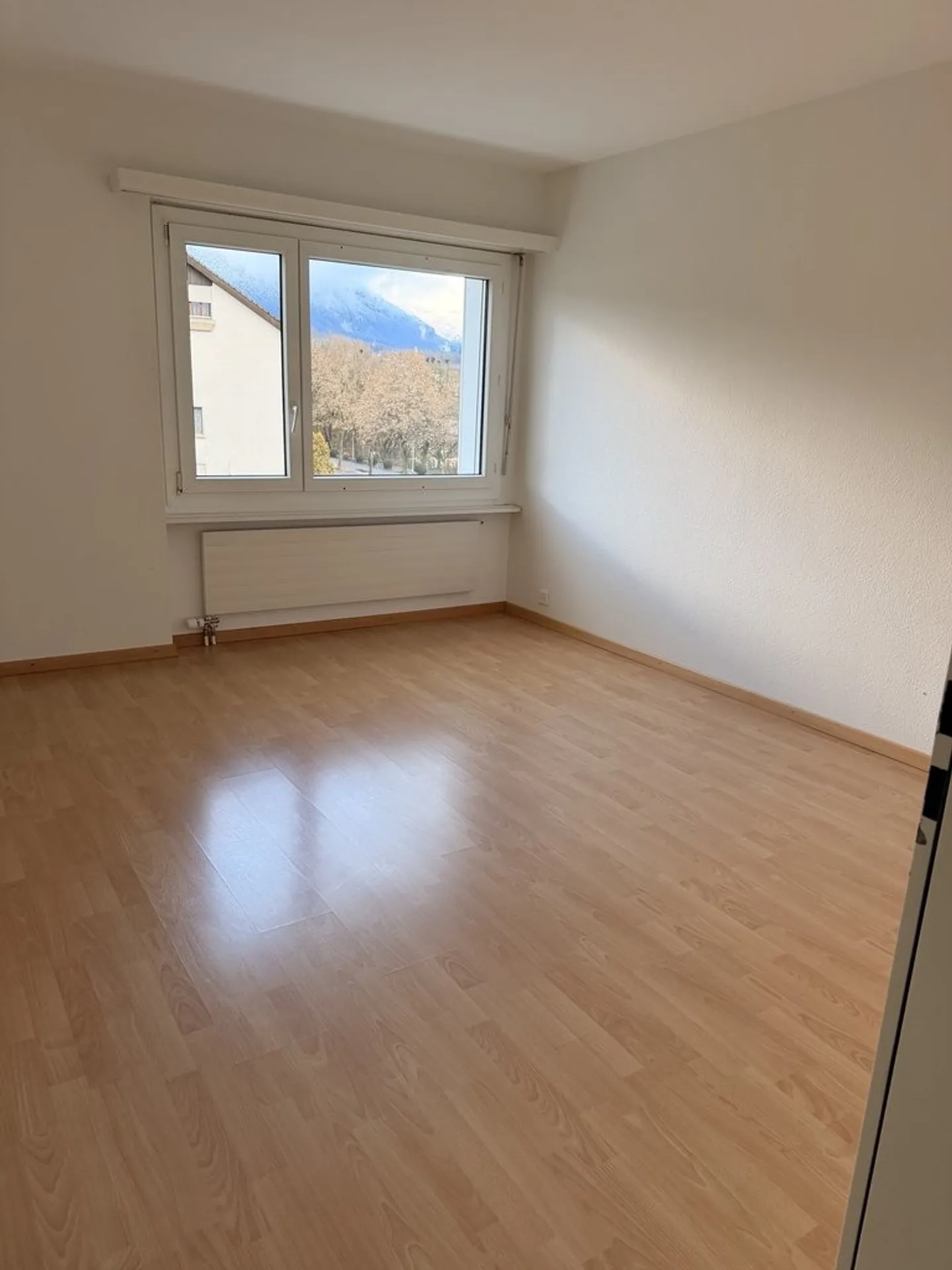 Modern 3.5-room apartment in a central location with balcony - Photo 7 of 8