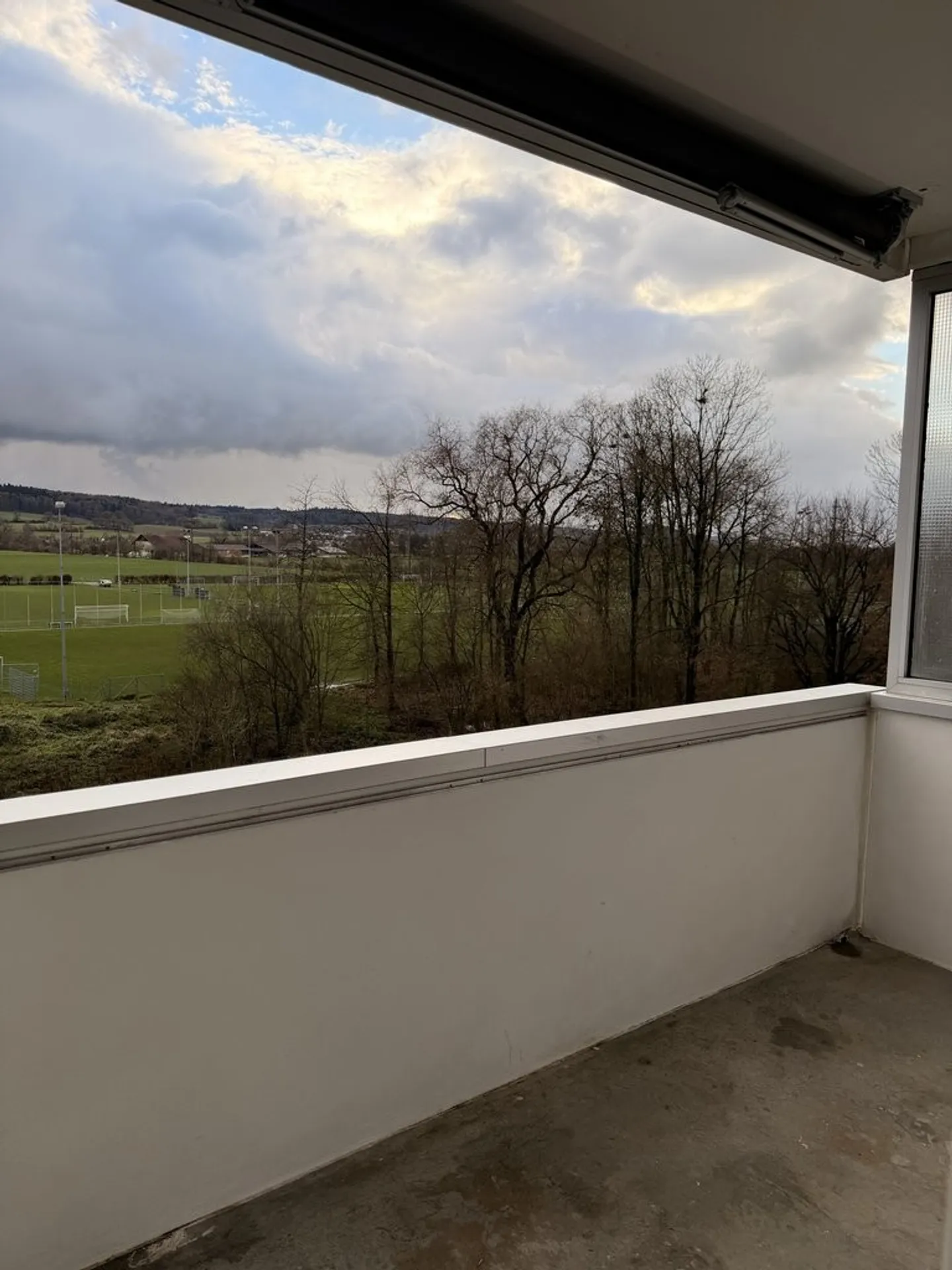 Modern 3.5-room apartment in a central location with balcony - Photo 8 of 8