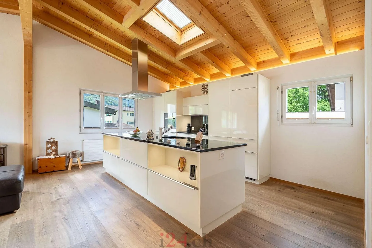 5.5-Room Single Family House with Fireplace, Modern Kitchen and Surrounding Garden - Photo 1 of 18