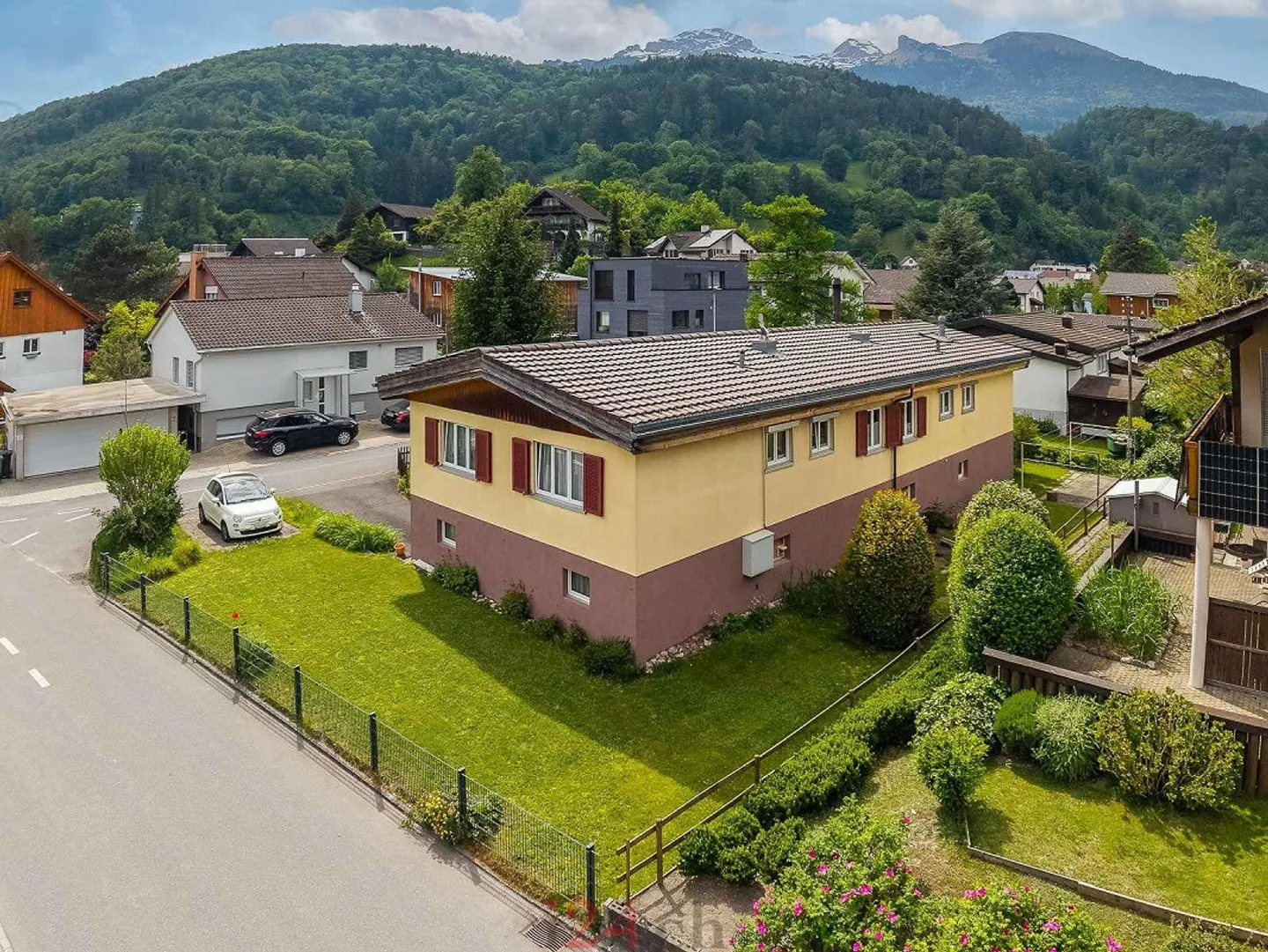 5.5-Room Single Family House with Fireplace, Modern Kitchen and Surrounding Garden - Photo 3 of 18