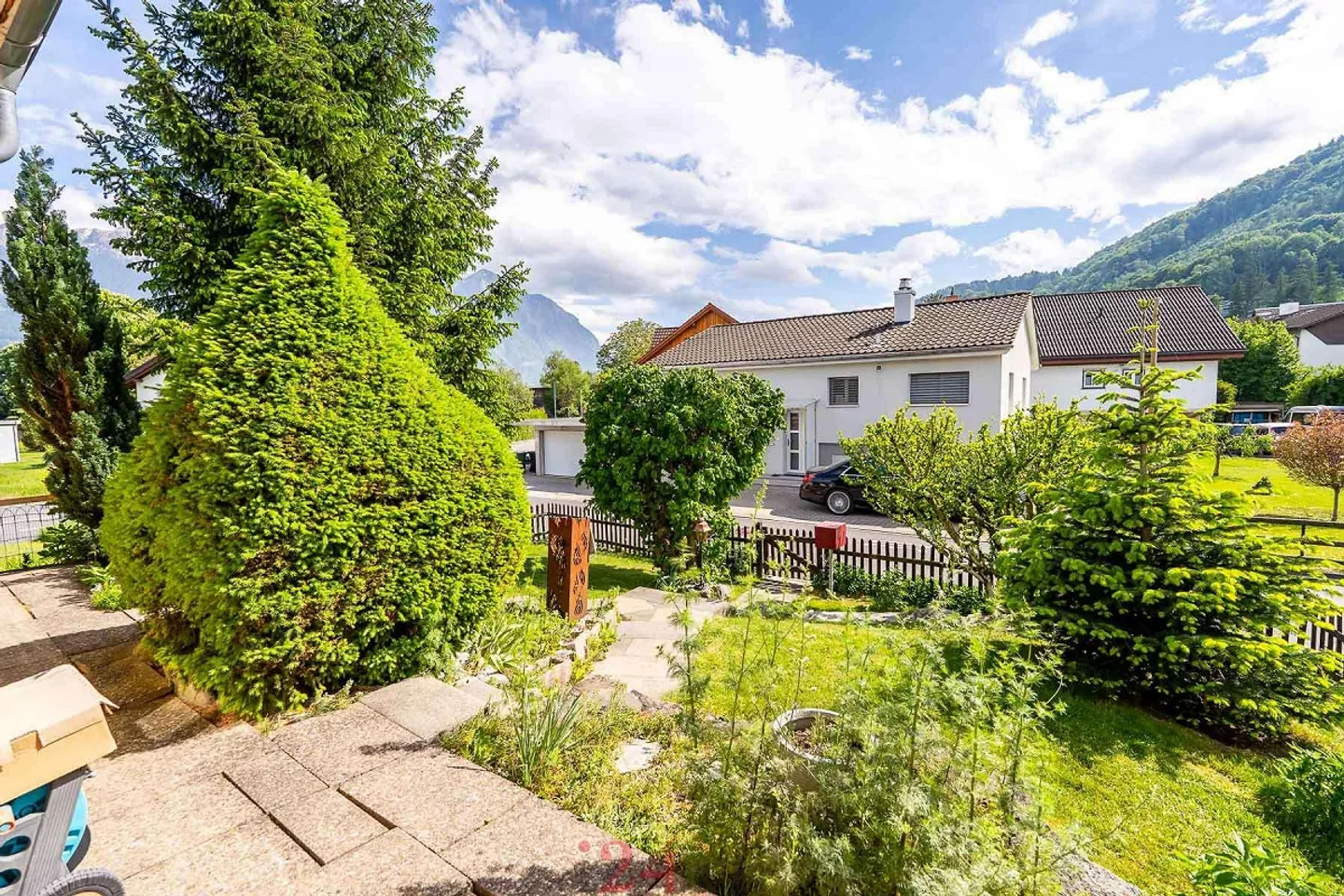 5.5-Room Single Family House with Fireplace, Modern Kitchen and Surrounding Garden - Photo 14 of 18
