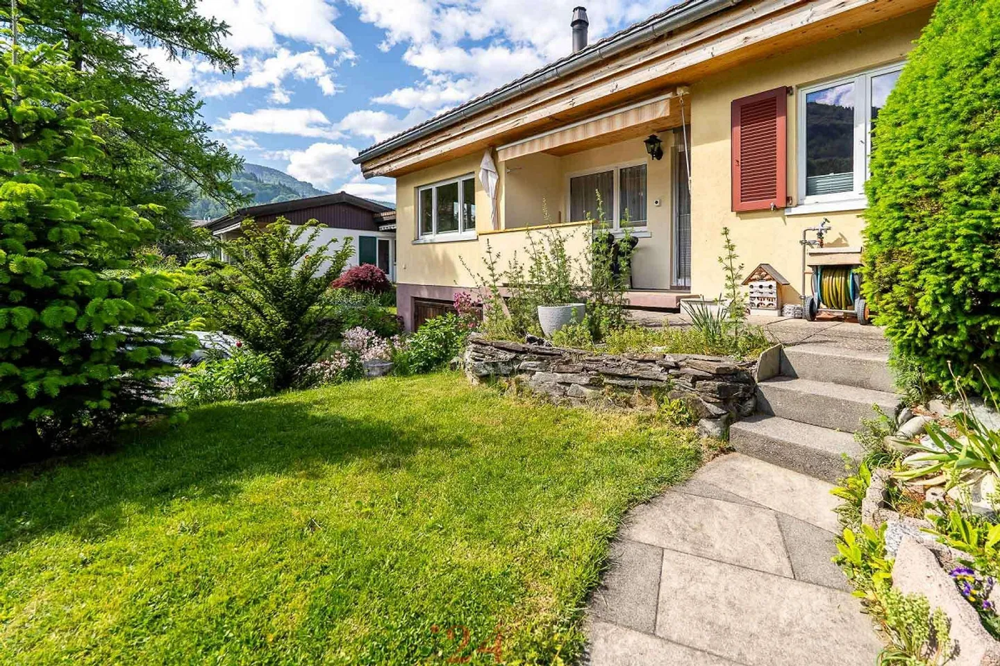 5.5-Room Single Family House with Fireplace, Modern Kitchen and Surrounding Garden - Photo 15 of 18