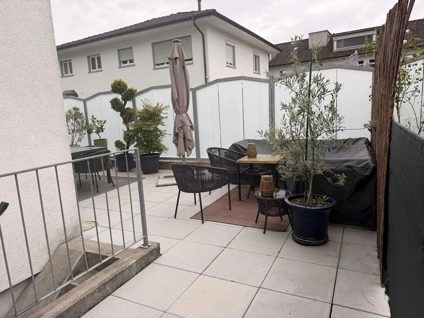 Freshly renovated semi-detached single-family house with newly designed garden in - Photo 3 of 12