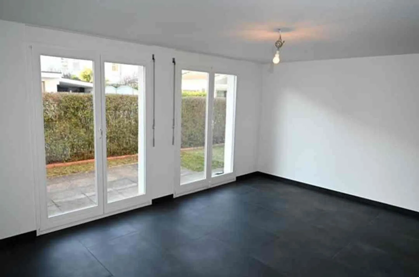 Freshly renovated semi-detached single-family house with newly designed garden in - Photo 4 of 12