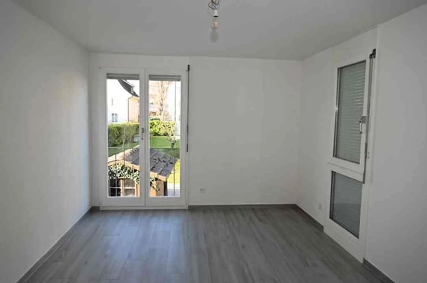 Freshly renovated semi-detached single-family house with newly designed garden in - Photo 5 of 12
