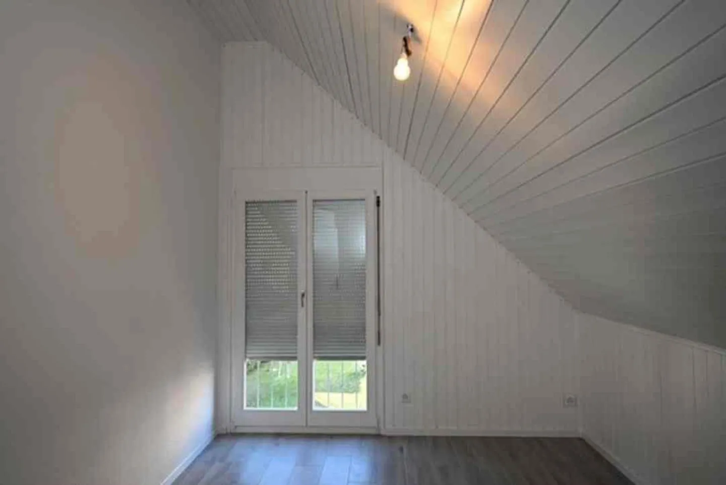 Freshly renovated semi-detached single-family house with newly designed garden in - Photo 6 of 12