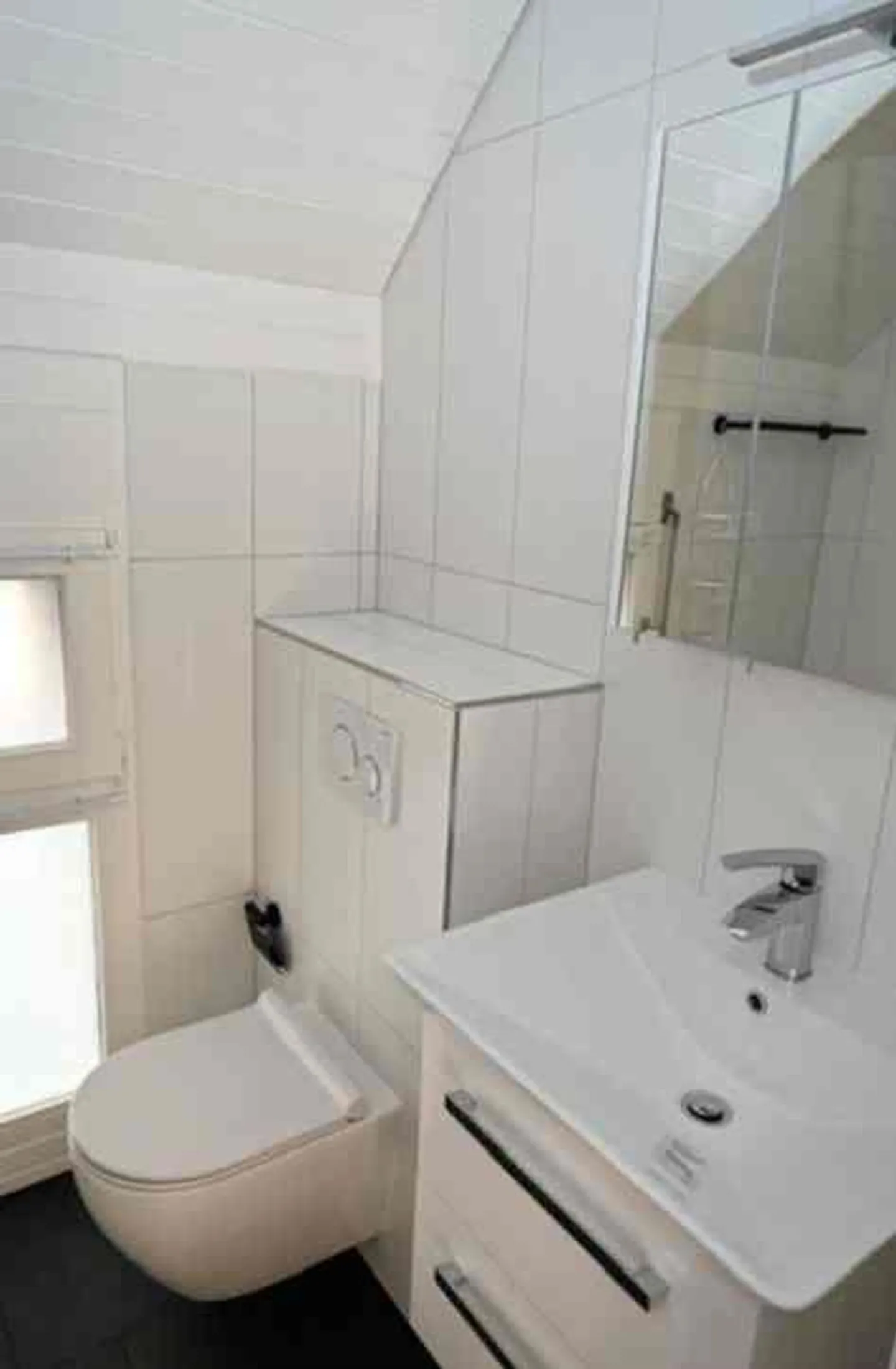 Freshly renovated semi-detached single-family house with newly designed garden in - Photo 8 of 12