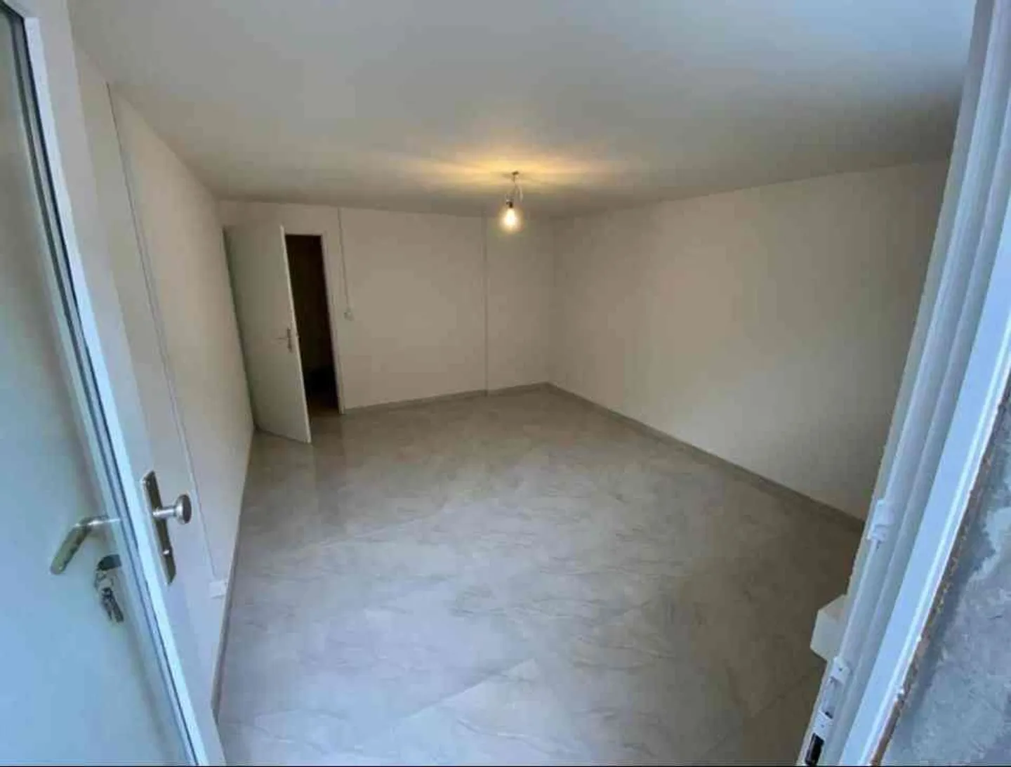 Freshly renovated semi-detached single-family house with newly designed garden in - Photo 10 of 12