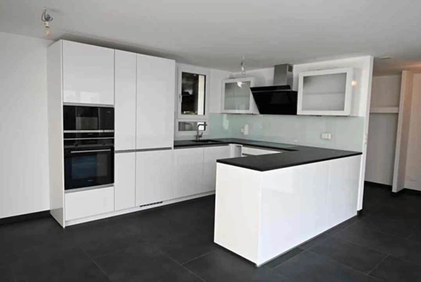 Freshly renovated semi-detached single-family house with newly designed garden in - Photo 1 of 12