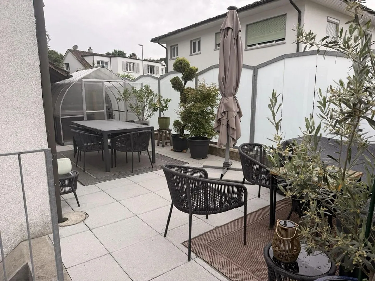 Freshly renovated semi-detached single-family house with newly designed garden in - Photo 2 of 12