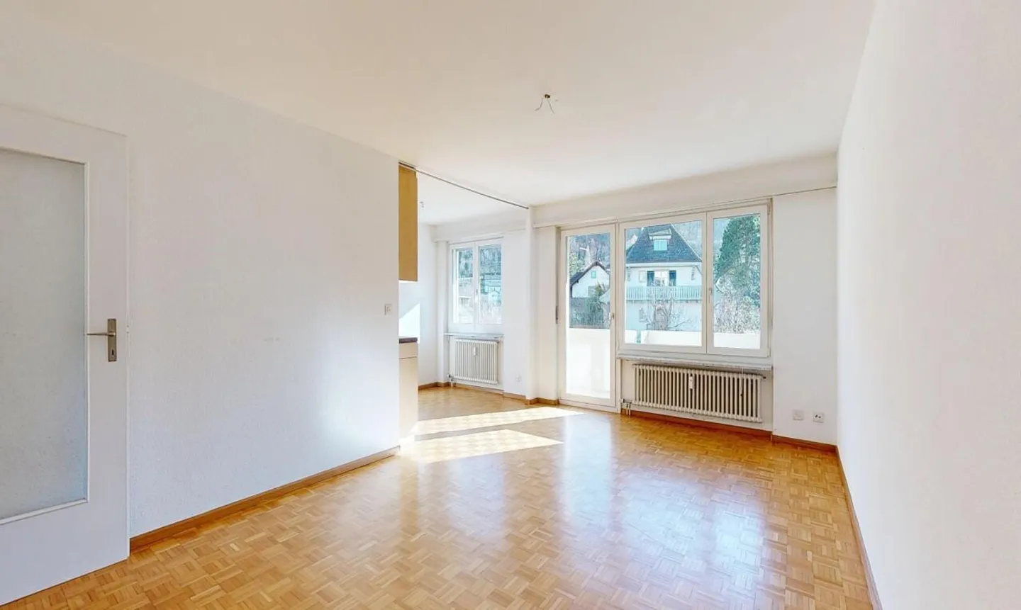 Bright 4.5-Room Apartment with Balcony - Photo 4 of 11