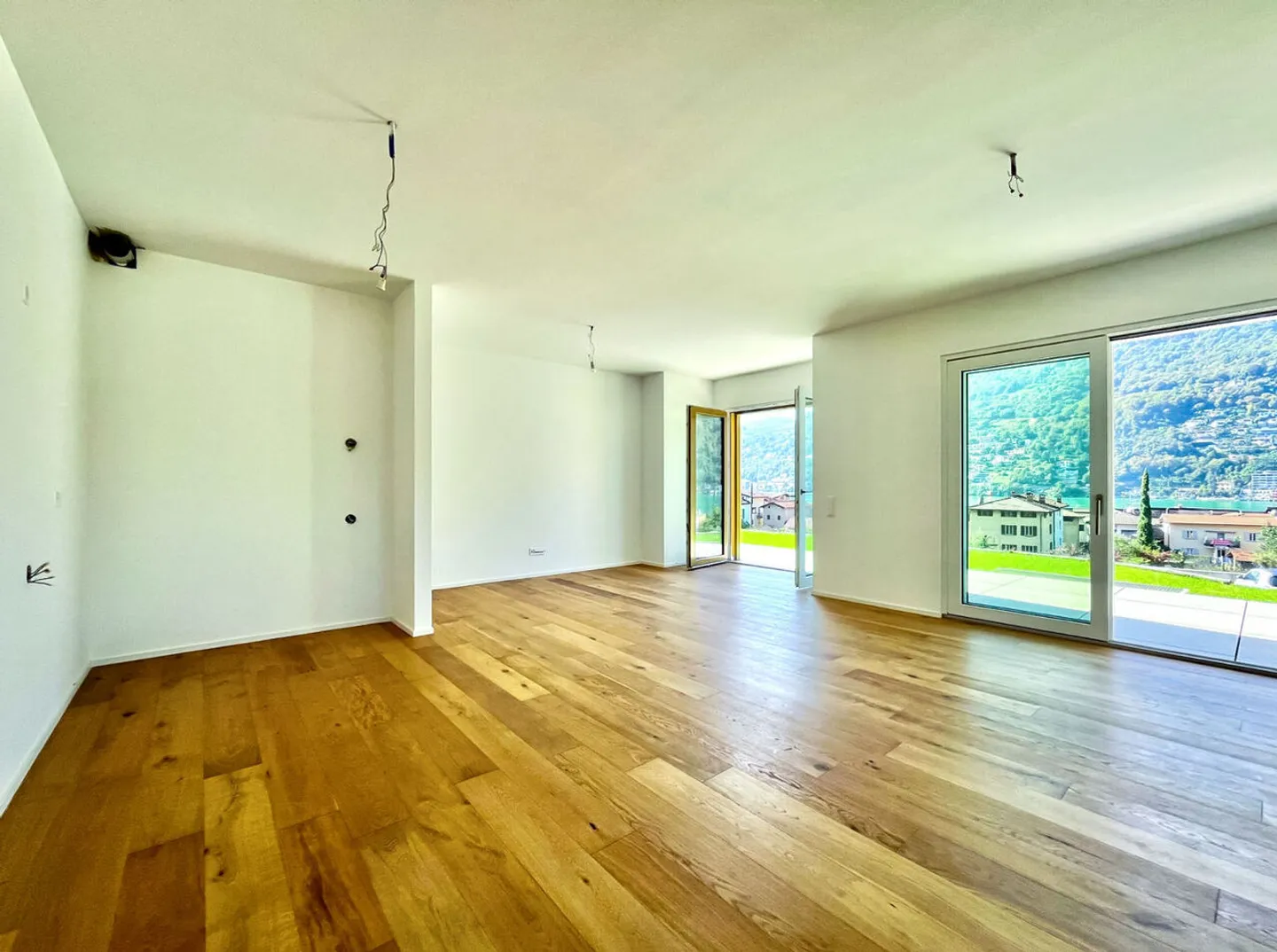 AMPIO APPARTAMENTO DI 4,5 LOCALI CON GIARDINO E VISTA LAGO A BRUSINO ARSIZIO - Foto 1 di 13