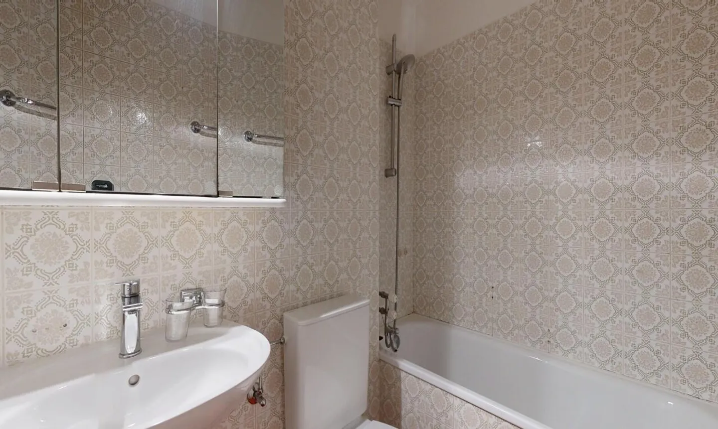 Bright 4.5-Room Apartment with Balcony - Photo 10 of 11