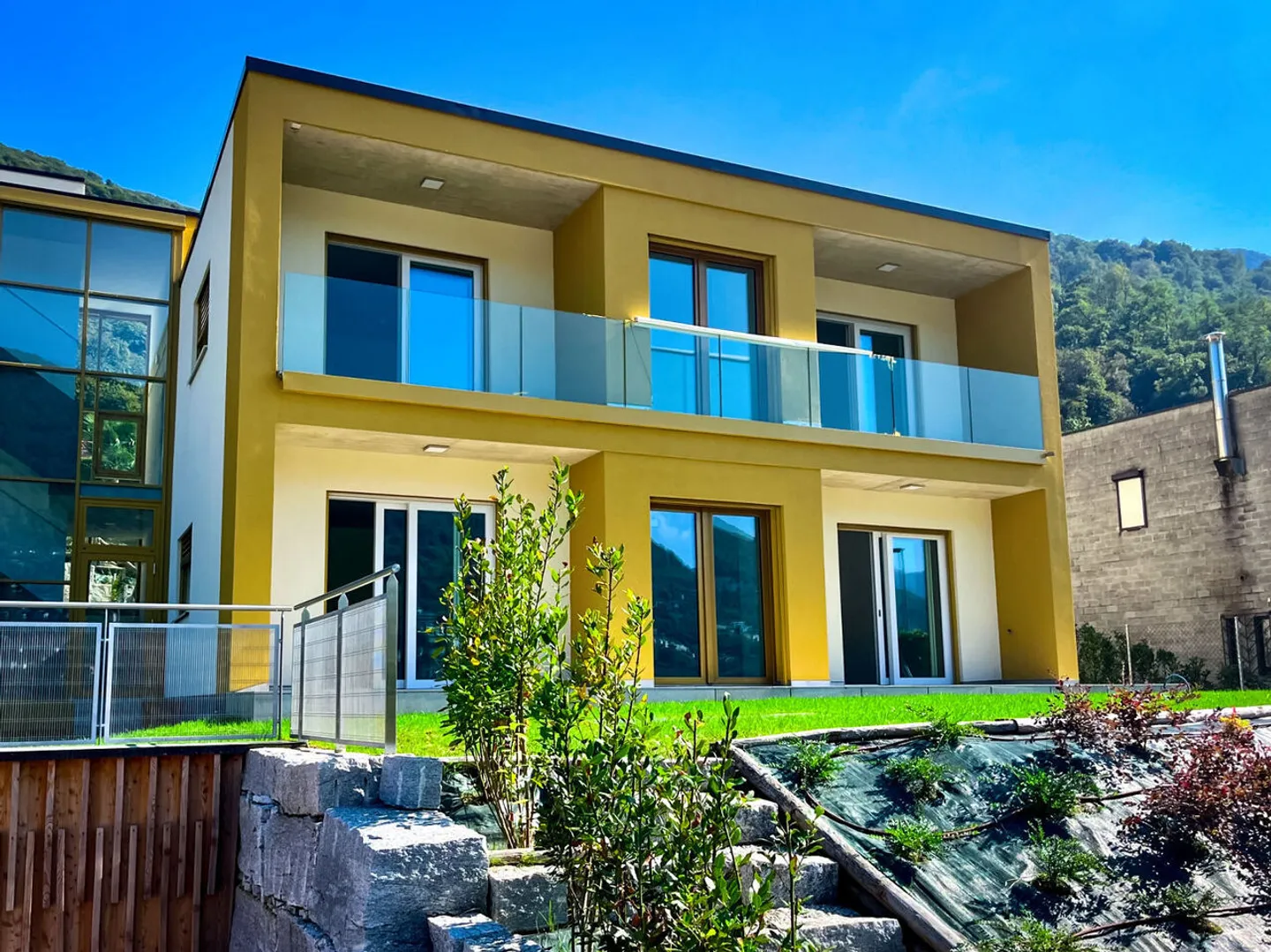 AMPIO APPARTAMENTO DI 4,5 LOCALI CON GIARDINO E VISTA LAGO A BRUSINO ARSIZIO - Foto 3 di 13