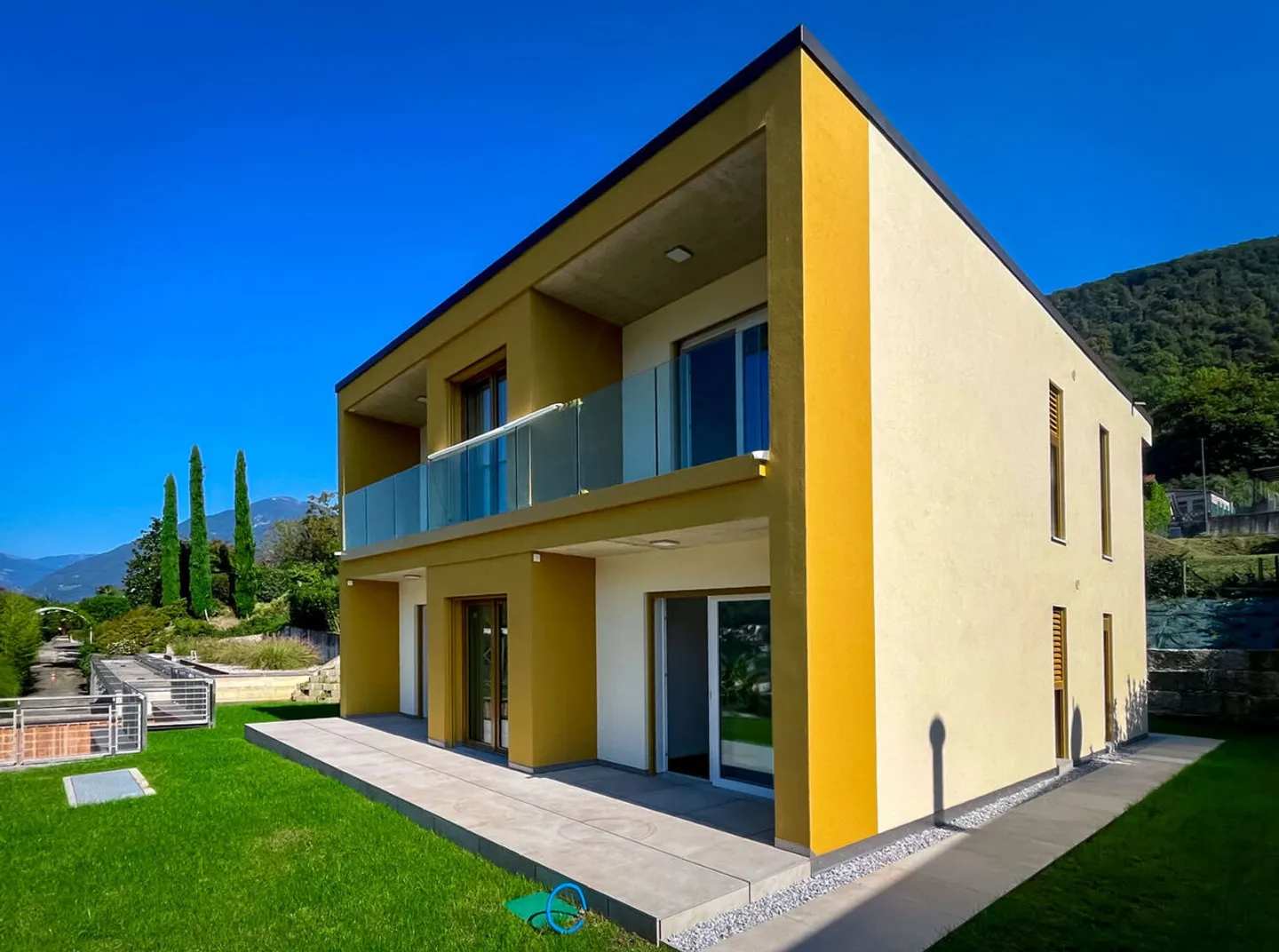 AMPIO APPARTAMENTO DI 4,5 LOCALI CON GIARDINO E VISTA LAGO A BRUSINO ARSIZIO - Foto 5 di 13