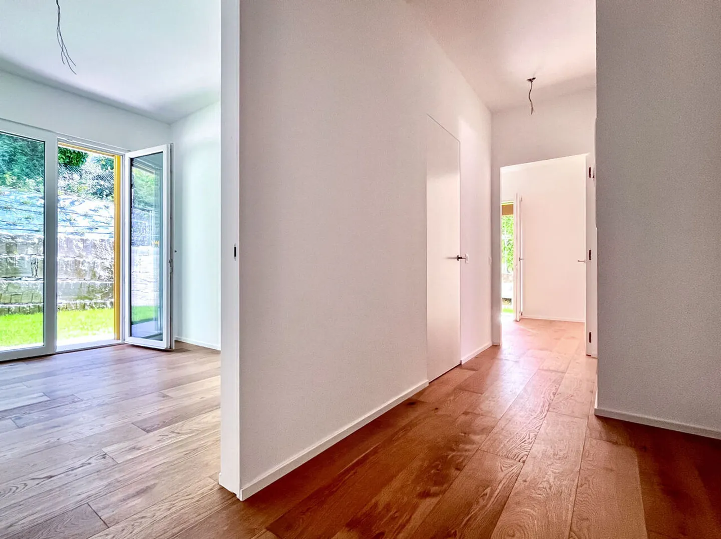 AMPIO APPARTAMENTO DI 4,5 LOCALI CON GIARDINO E VISTA LAGO A BRUSINO ARSIZIO - Foto 6 di 13