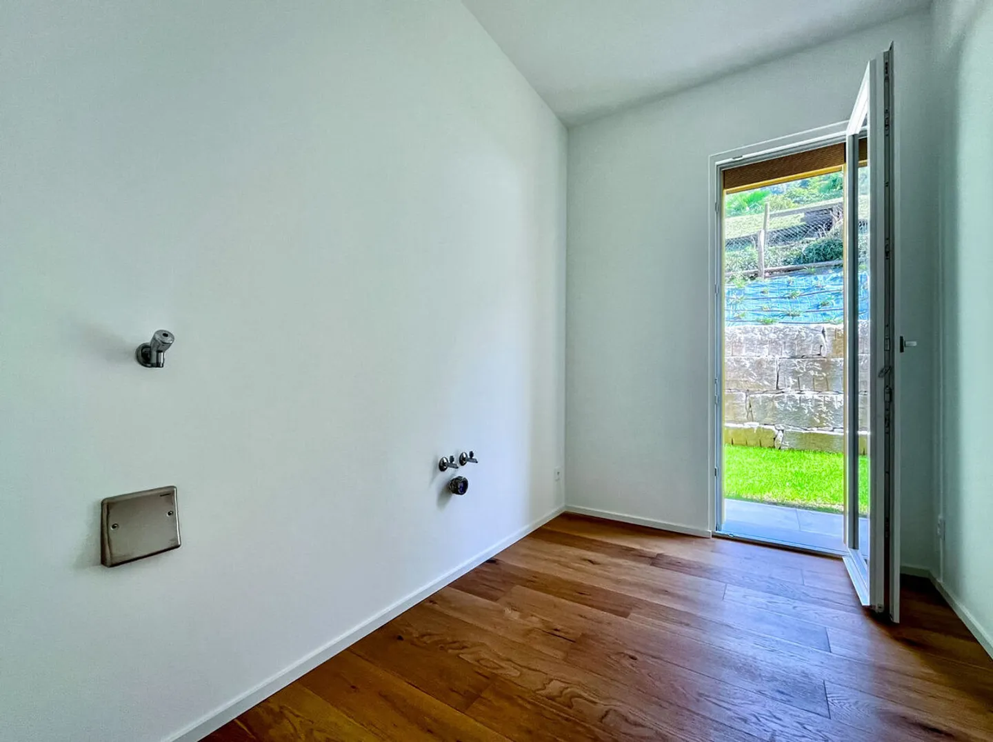 AMPIO APPARTAMENTO DI 4,5 LOCALI CON GIARDINO E VISTA LAGO A BRUSINO ARSIZIO - Foto 7 di 13