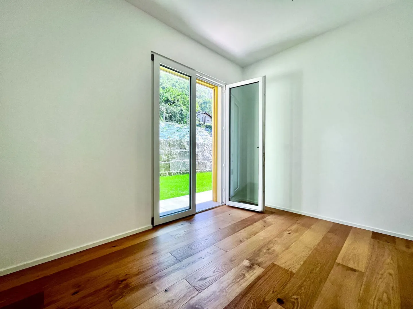 AMPIO APPARTAMENTO DI 4,5 LOCALI CON GIARDINO E VISTA LAGO A BRUSINO ARSIZIO - Foto 8 di 13