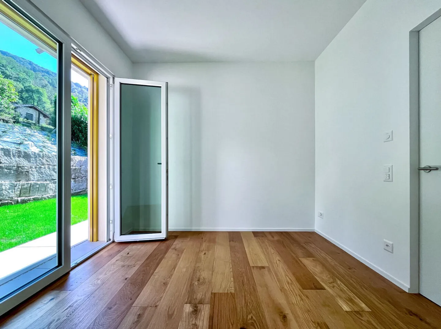 AMPIO APPARTAMENTO DI 4,5 LOCALI CON GIARDINO E VISTA LAGO A BRUSINO ARSIZIO - Foto 9 di 13