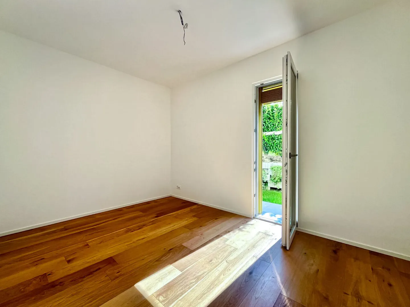 AMPIO APPARTAMENTO DI 4,5 LOCALI CON GIARDINO E VISTA LAGO A BRUSINO ARSIZIO - Foto 10 di 13