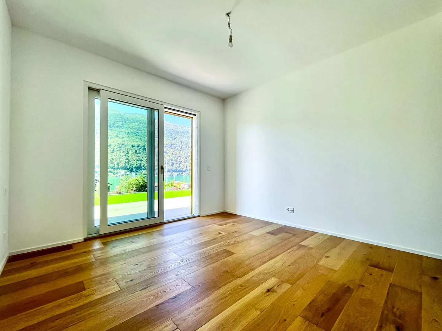 AMPIO APPARTAMENTO DI 4,5 LOCALI CON GIARDINO E VISTA LAGO A BRUSINO ARSIZIO - Foto 11 di 13