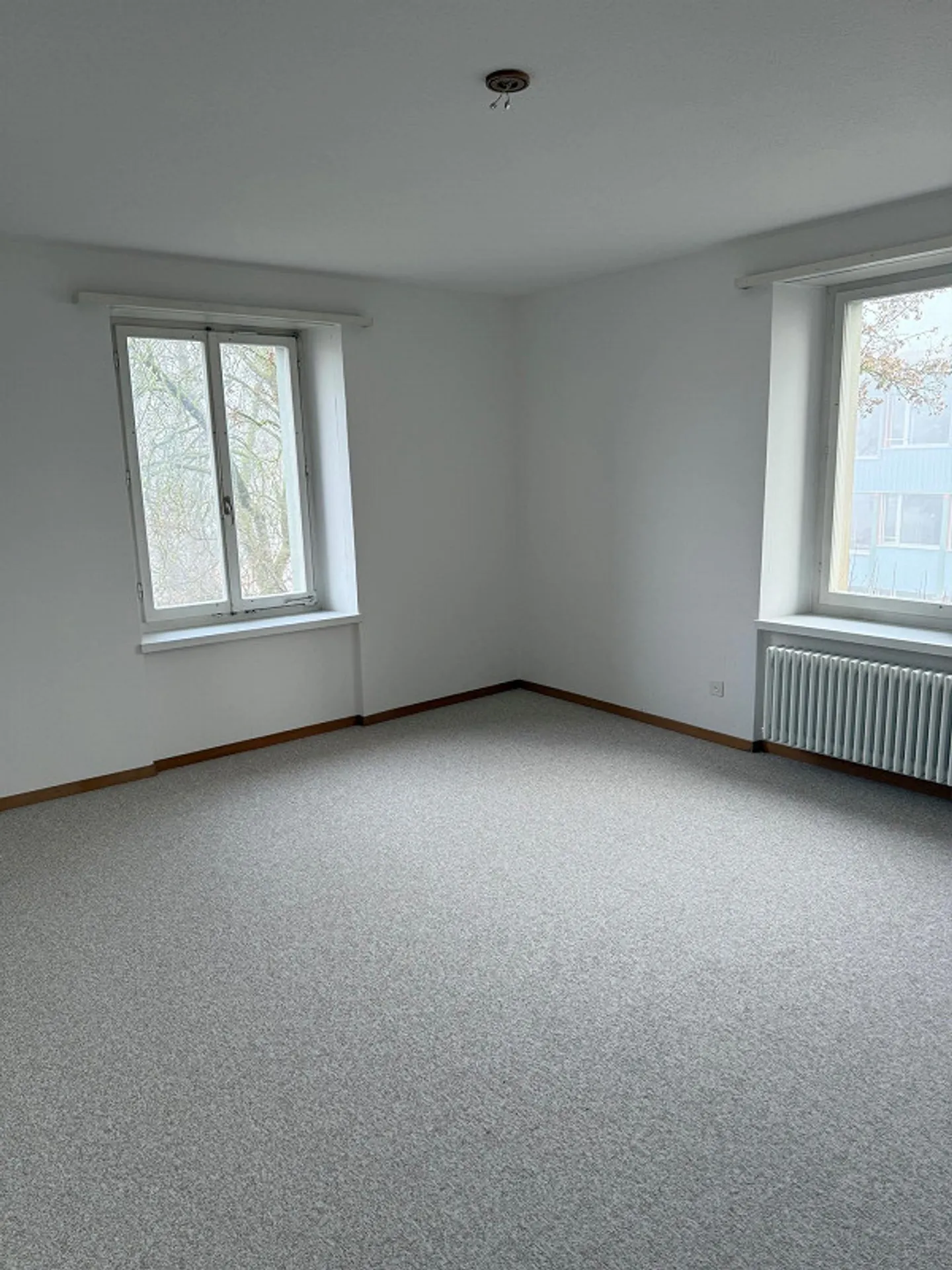 Logement temporaire - Appartement ancien de 4,0 pièces - Photo 3 sur 5