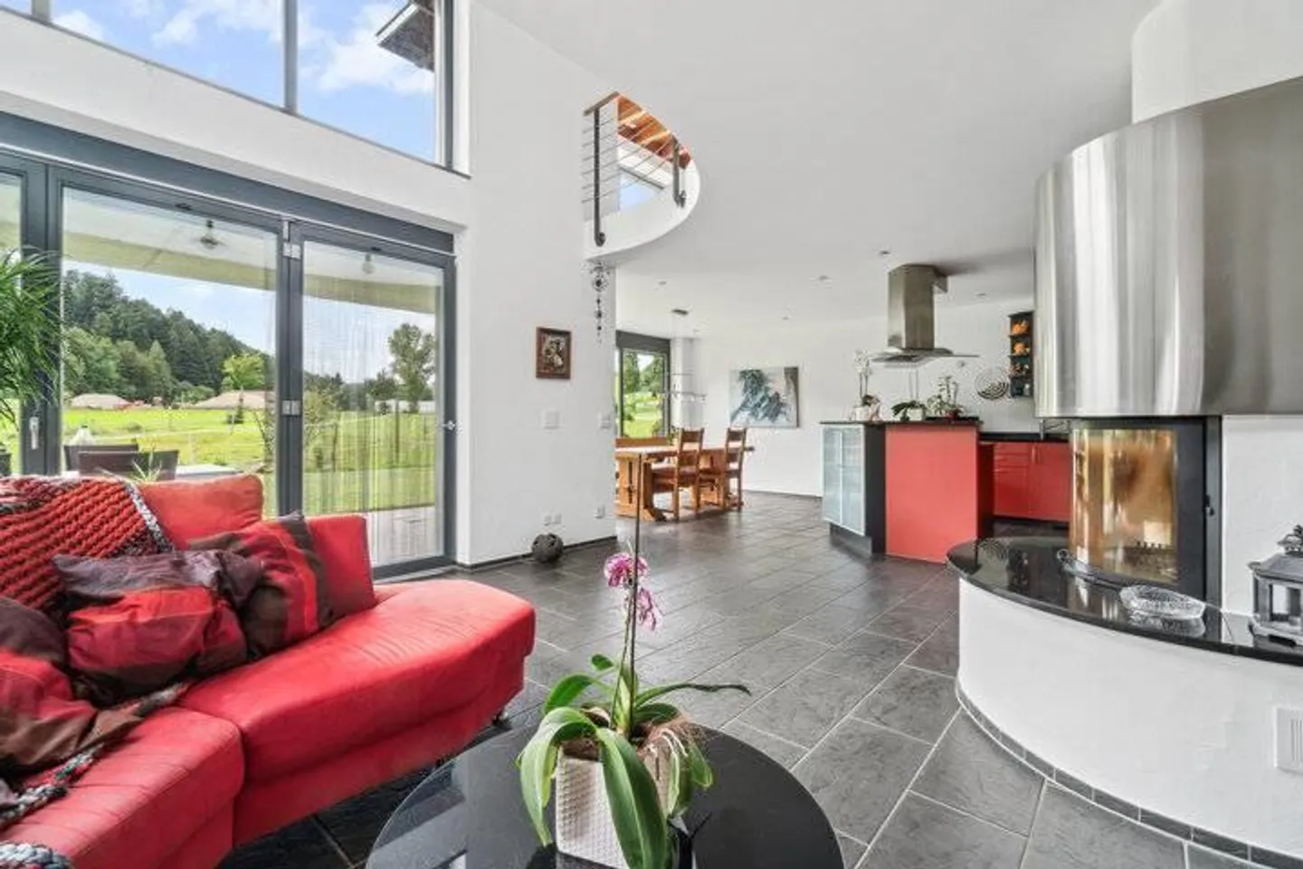 Stilvolle Doppeleinfamilienhaus mit Grundstück - Foto 1 von 9