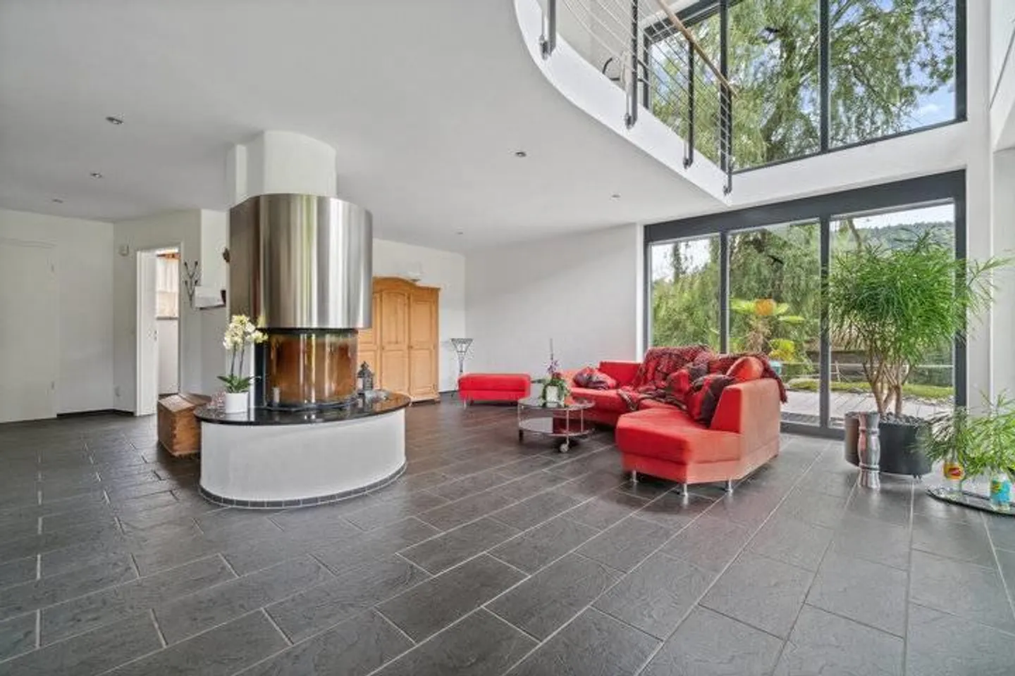 Stilvolle Doppeleinfamilienhaus mit Grundstück - Foto 2 von 9