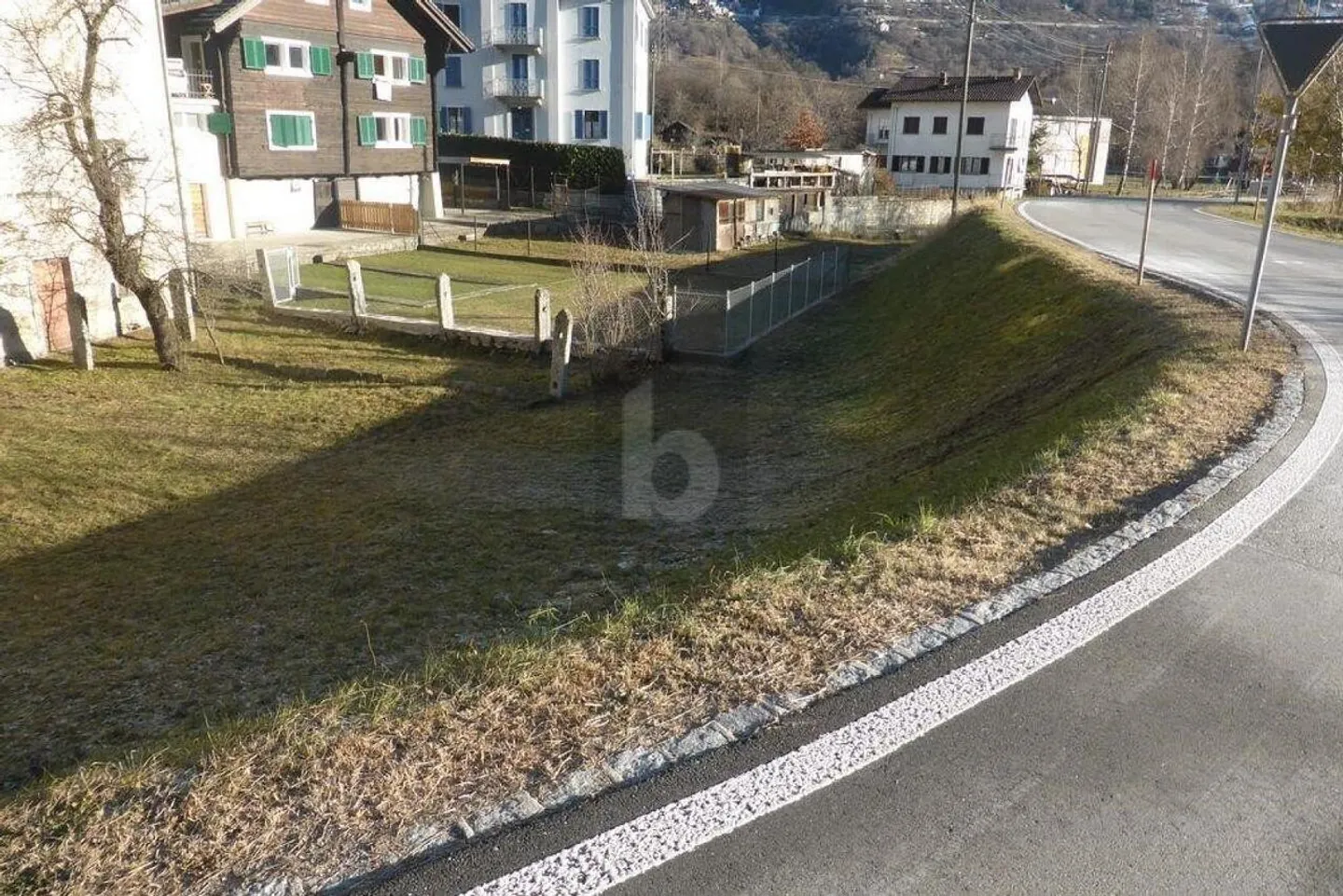 CON MOLTO POTENZIALE E AMPIO GIARDINO - Foto 4 von 6