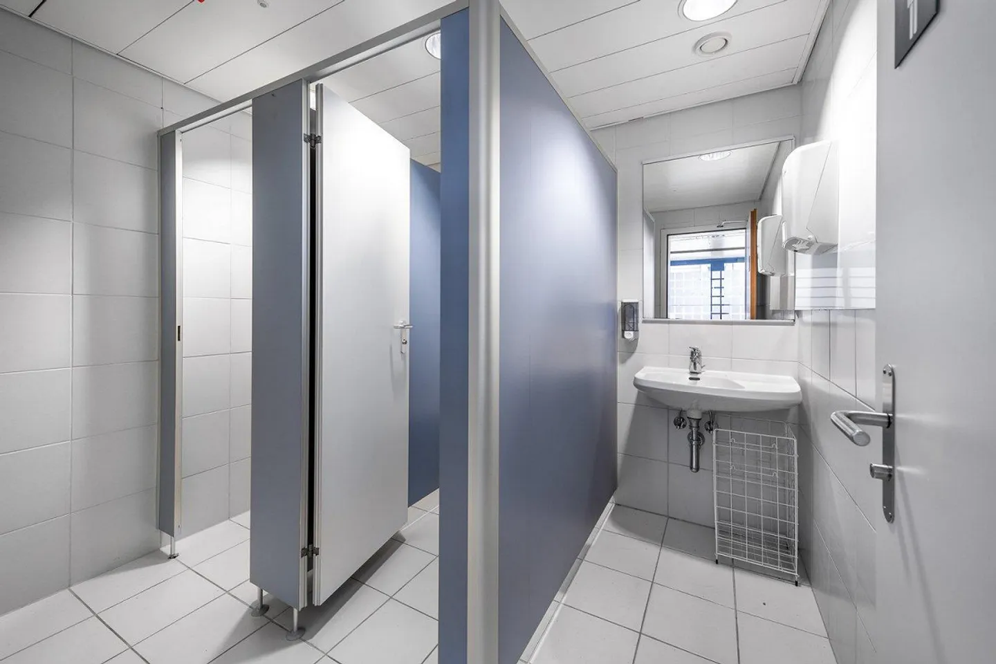 Spazi per uffici/commerciali diversi in affitto in una posizione centrale! - Foto 7 di 8