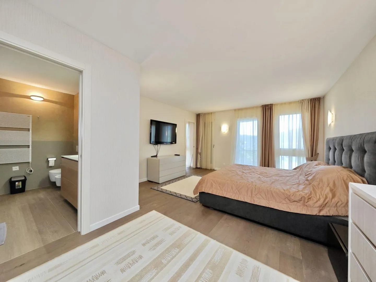 Villa elegante con piscina e vista lago - Foto 1 di 1