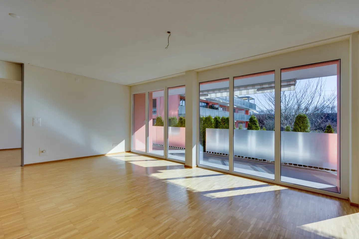 Oasis moderne de bien-être au sous-sol avec coin salon - Photo 1 sur 7