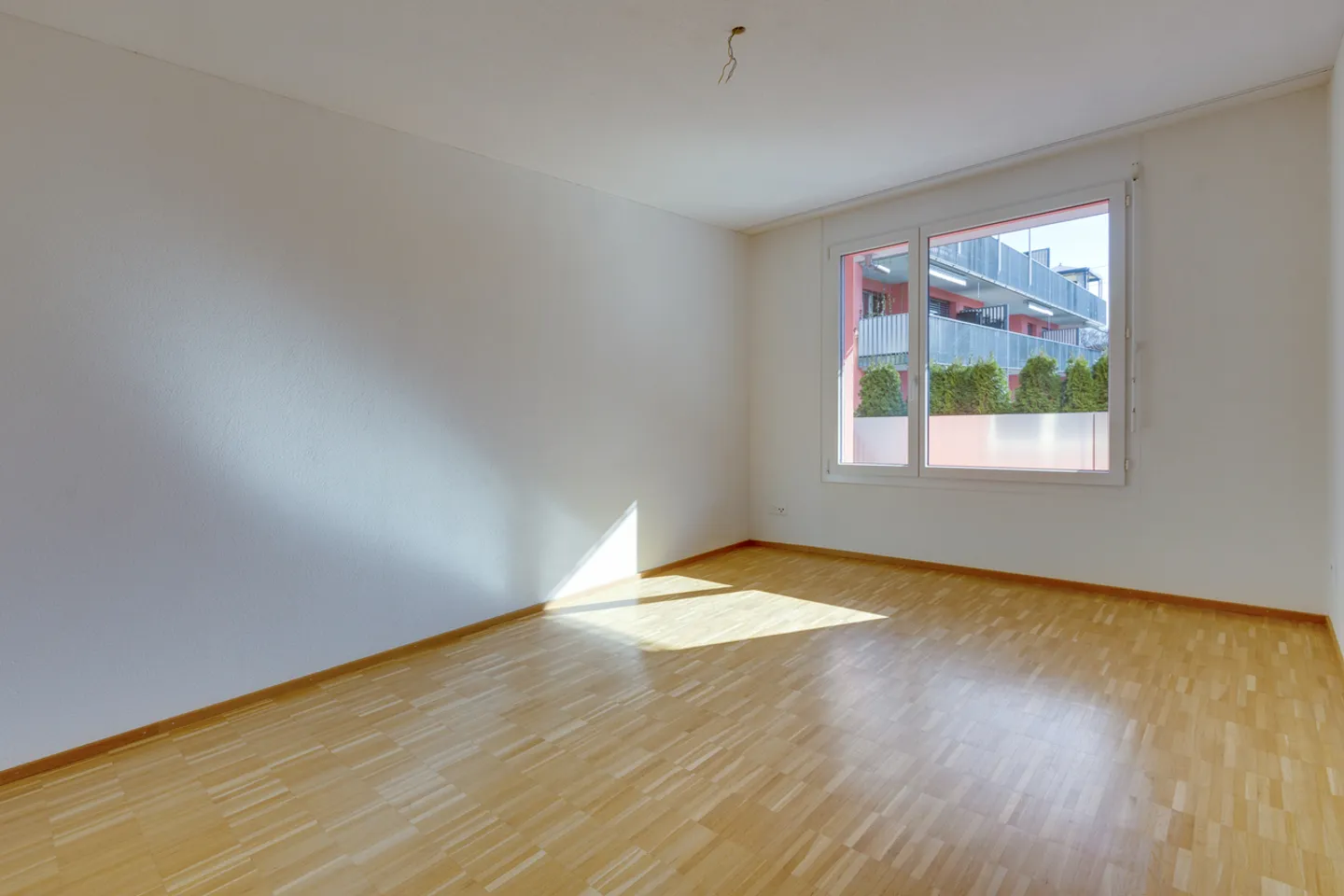 Oasis moderne de bien-être au sous-sol avec coin salon - Photo 5 sur 7