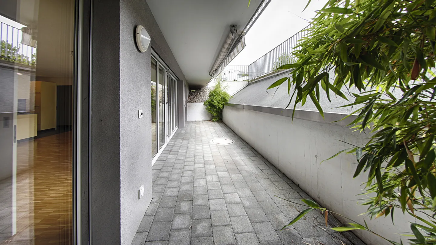 Oasis moderne de bien-être au sous-sol avec coin salon - Photo 6 sur 7