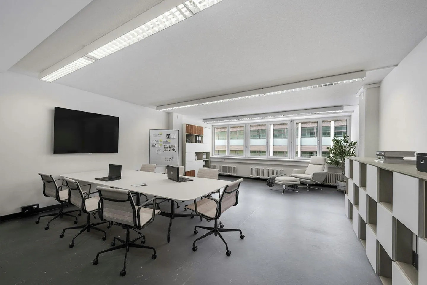 Office/Commercial Space on the 2nd Floor with Goods Lift to the Rental Area in Zurich... - Photo 2 of 13