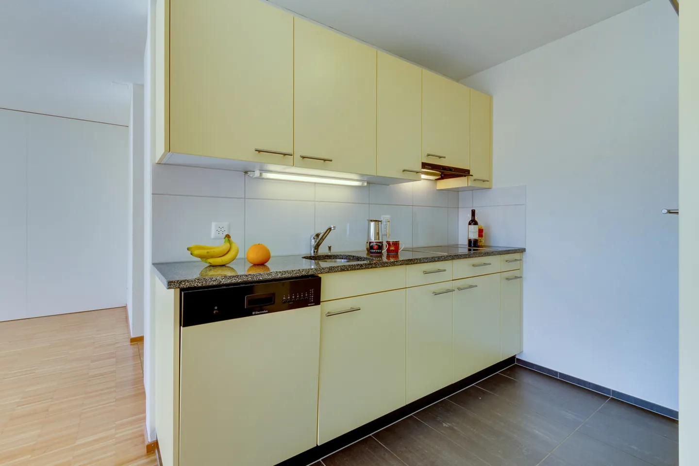 Oasis moderne de bien-être au sous-sol avec coin salon - Photo 2 sur 7