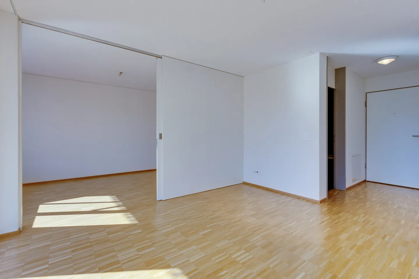 Oasis moderne de bien-être au sous-sol avec coin salon - Photo 4 sur 7